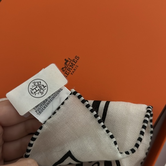 Hermes Shawl Scarf  Festival des Amazones Bandana Stole Cashmere Silk 140 NWT - Picture 12 of 14